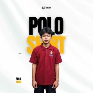 Foto pria mengenakan polo shirt warna merah maroon dengan logo bordir Kalurahan Srigading di dada kiri, latar belakang desain bertuliskan Polo Shirt Suffix.