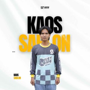 "Pria mengenakan kaos sablon lengan panjang custom berwarna abu-abu dan biru muda dengan desain 'Just Ride' dari Suffix Konveksi Jogja."