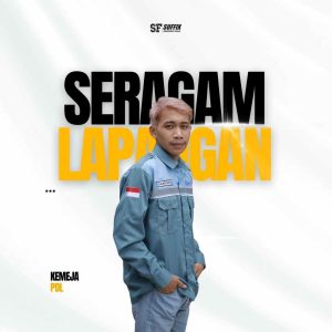 Foto pria mengenakan kemeja PDL lengan panjang warna abu-abu kebiruan dengan detail reflektor cahaya dan emblem bendera merah putih di lengan, desain Seragam Lapangan dari Suffix Konveksi Jogja.