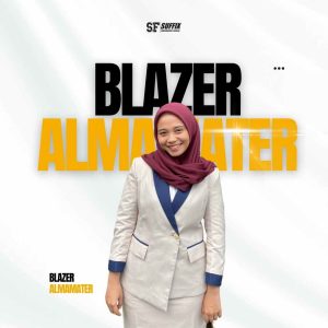 Seorang wanita mengenakan hijab merah marun dan blazer almamater berwarna krem dengan aksen biru tua di bagian kerah, saku, dan ujung lengan. Latar belakang putih dengan tulisan besar BLAZER ALMAMATER.