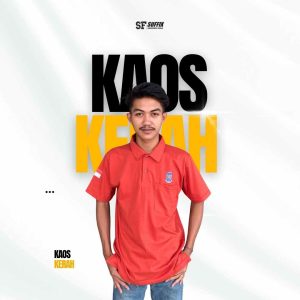 Pria mengenakan kaos kerah polo berwarna merah dengan logo custom dari Suffix Konveksi Jogja.