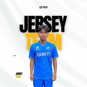 Pria mengenakan Jersey Karate custom warna biru motif zigzag dari Suffix Konveksi Jogja.