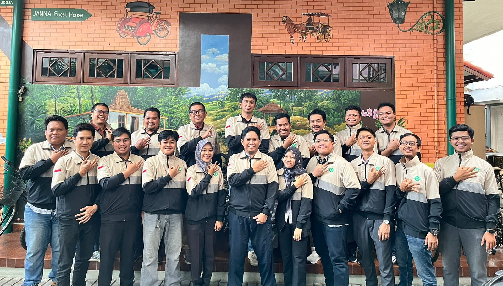 Kolase gambar jaket varsity hijau, jaket training krem/hitam, sweater hitam, dan kemeja PDL abu-abu yang dipakai oleh kelompok dan pasangan. Ini menunjukkan variasi produk konveksi jaket jogja yang melayani segala jenis konveksi baju, mulai dari seragam kampus, konveksi tambang, hingga merchandise komunitas. Semua produk dikerjakan dengan bordir jogja berkualitas oleh konveksi di jogja terbaik.