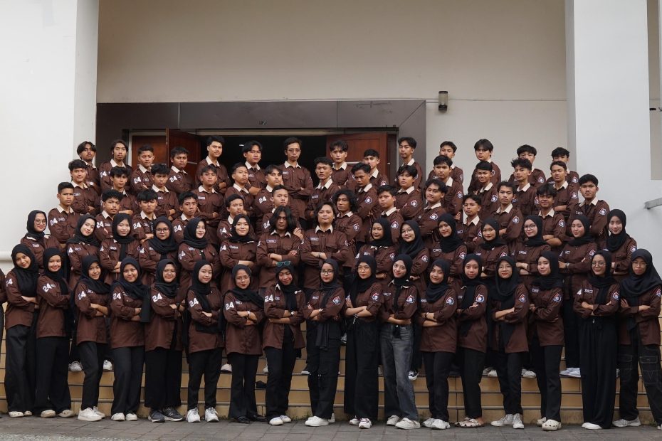 Kolase gambar yang menampilkan kelompok besar mahasiswa/komunitas. Satu kelompok mengenakan kemeja seragam cokelat tua (mirip PDH) dan kelompok lain mengenakan kemeja seragam abu-abu muda (mirip PDL/lapangan). Kemeja ini ideal untuk seragam event atau lapangan, diproduksi oleh konveksi di jogja yang melayani konveksi baju PDL/PDH dan bordir jogja presisi. Cocok untuk kebutuhan konveksi tambang atau organisasi kampus.
