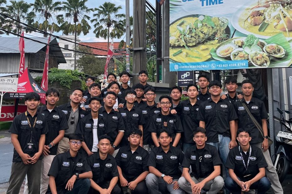 Kolase berbagai foto yang menampilkan kelompok besar mahasiswa/karyawan mengenakan kemeja seragam PDH/PDL warna hitam, cokelat, dan abu-abu, dengan detail logo bordir di dada dan punggung. Kemeja lengan pendek dan panjang ini ideal untuk seragam kerja, praktik lapangan, dan konveksi tambang. Diproduksi oleh konveksi di jogja yang berspesialisasi dalam konveksi baju skala besar dengan layanan bordir jogja presisi.