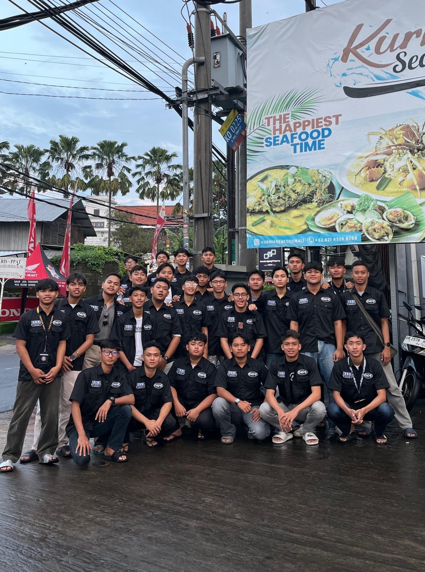 Kolase berbagai foto yang menampilkan kelompok besar mahasiswa/karyawan mengenakan kemeja seragam PDH/PDL warna hitam, cokelat, dan abu-abu, dengan detail logo bordir di dada dan punggung. Kemeja lengan pendek dan panjang ini ideal untuk seragam kerja, praktik lapangan, dan konveksi tambang. Diproduksi oleh konveksi di jogja yang berspesialisasi dalam konveksi baju skala besar dengan layanan bordir jogja presisi.