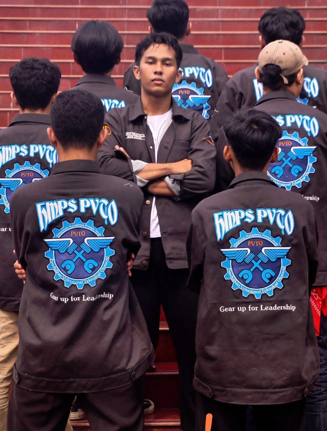 Kolase gambar yang menampilkan berbagai jenis jaket dan seragam: Jaket varsity navy/krem dan hijau di Bromo, Jaket training krem/hitam, Sweater hitam, dan Jaket PDL mekanik. Ini menunjukkan variasi produk konveksi jaket jogja yang melayani semua konveksi baju mulai dari seragam kampus, konveksi tambang, seragam event, hingga jaket komunitas dengan hasil bordir jogja yang rapi.