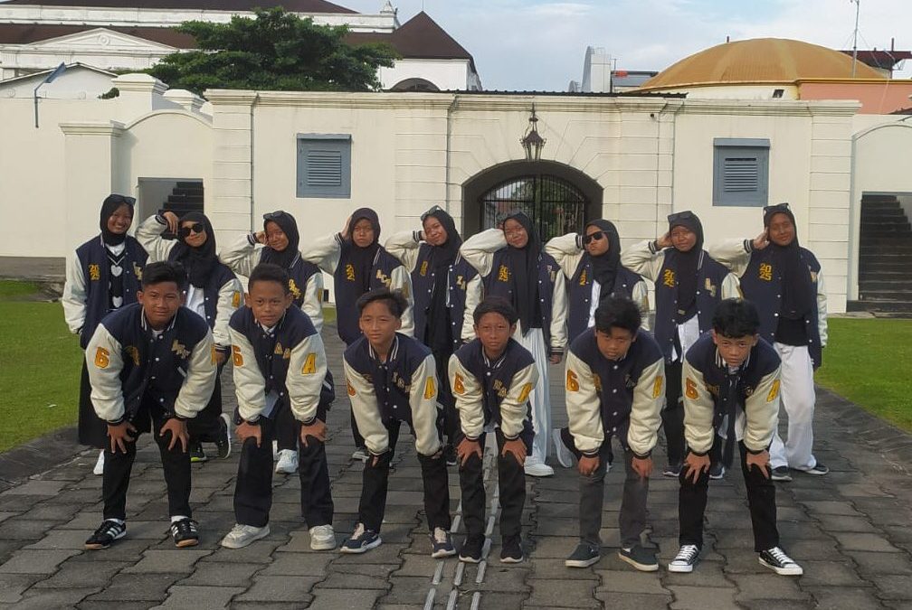 Kolase berbagai foto yang menampilkan sekelompok pelajar dan pemuda mengenakan jaket varsity berwarna dark green/krem, serta navy/krem, dengan logo bordir di dada dan punggung. Jaket varsity ini sangat populer untuk seragam sekolah atau komunitas, diproduksi oleh konveksi jaket jogja spesialis jaket dan bordir jogja premium.