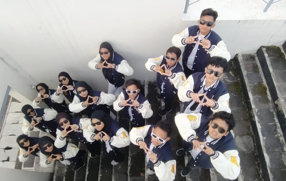 Kolase berbagai foto yang menampilkan sekelompok pelajar dan pemuda mengenakan jaket varsity berwarna hijau tua (dark green) / krem, serta biru navy / krem, dengan logo bordir di dada, lengan, dan punggung. Jaket varsity ini sangat populer untuk seragam angkatan, sekolah, atau komunitas, diproduksi oleh konveksi jaket jogja spesialis jaket dan bordir jogja premium.