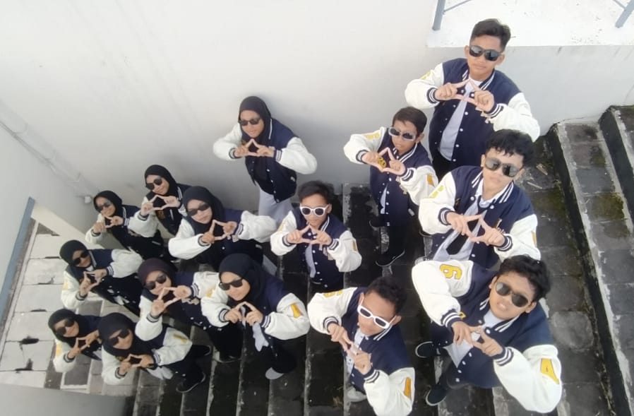 Kolase berbagai foto yang menampilkan sekelompok pelajar dan pemuda mengenakan jaket varsity berwarna hijau tua (dark green) / krem, serta biru navy / krem, dengan logo bordir di dada, lengan, dan punggung. Jaket varsity ini sangat populer untuk seragam angkatan, sekolah, atau komunitas, diproduksi oleh konveksi jaket jogja spesialis jaket dan bordir jogja premium.