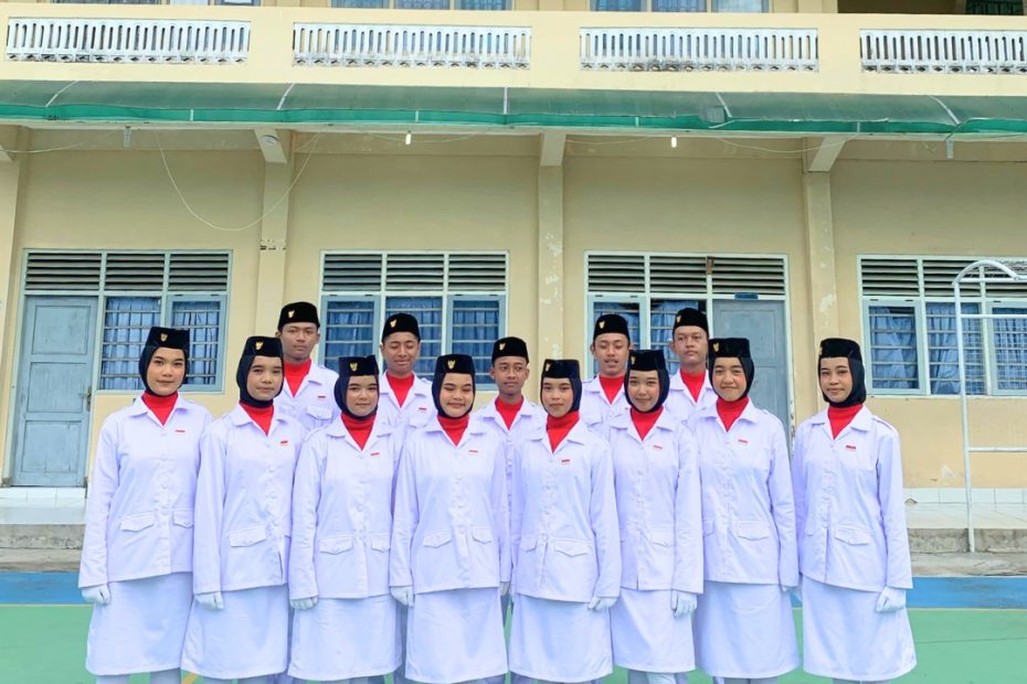 Seragam Paskibra putih lengkap dengan atribut sesuai standar nasional.