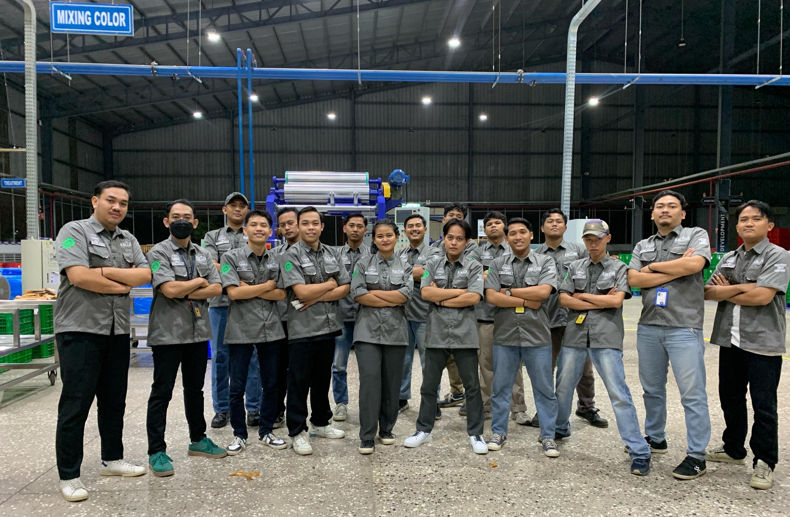 Kolase gambar yang menampilkan kelompok besar mahasiswa/karyawan mengenakan kemeja seragam PDH/PDL warna abu-abu, cokelat tua, dan abu-abu/hijau dengan logo bordir. Kemeja lengan pendek dan panjang ini ideal untuk seragam kerja, praktik lapangan, atau konveksi tambang. Diproduksi oleh konveksi di jogja yang berspesialisasi dalam konveksi baju massal dengan layanan bordir jogja presisi.