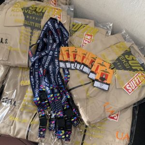 Paket perlengkapan KKN mahasiswa berisi kaos, kemeja lapangan, dan topi