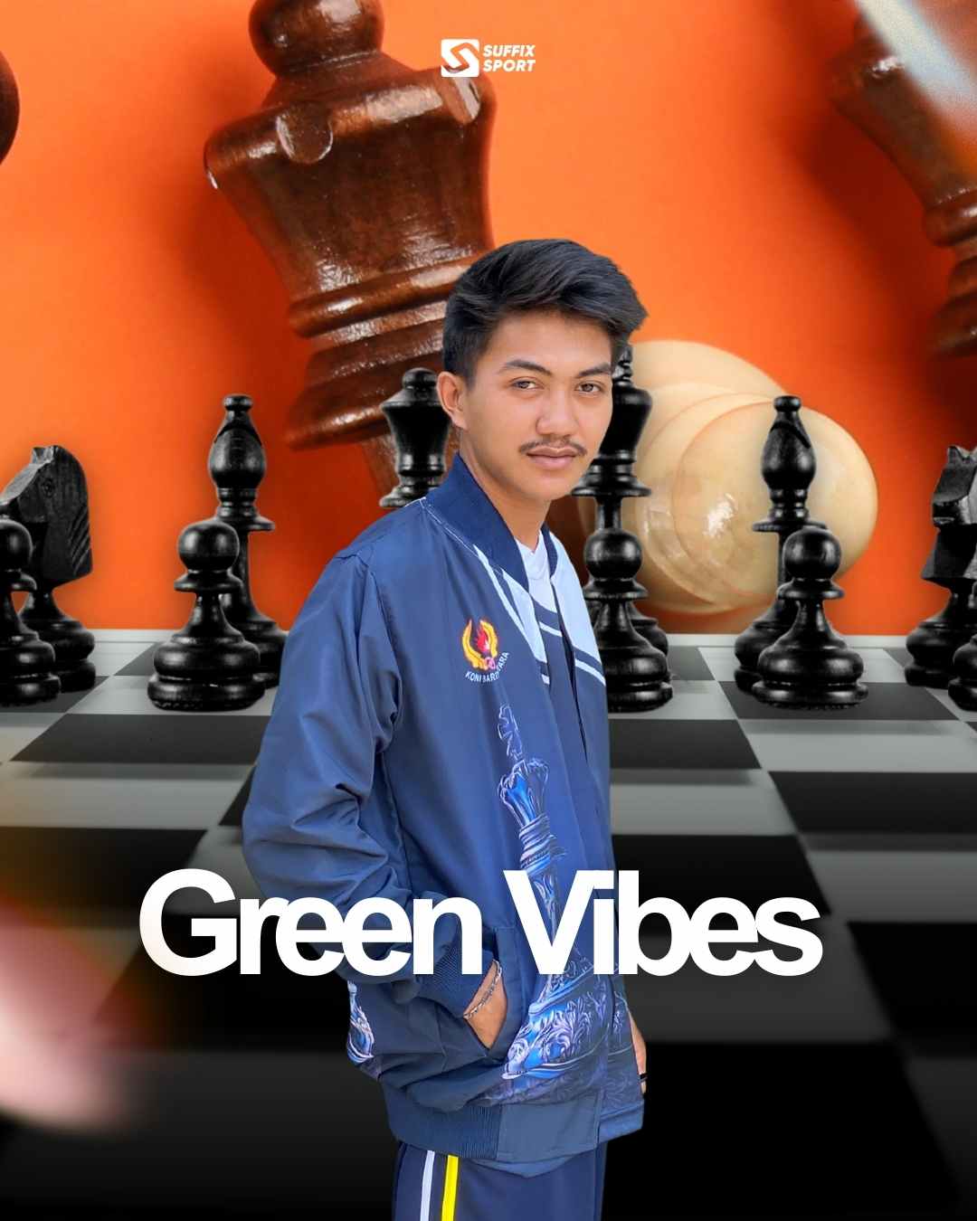 Pria mengenakan jaket biru custom Suffix Sport dengan grafis pion catur di bagian bawah.