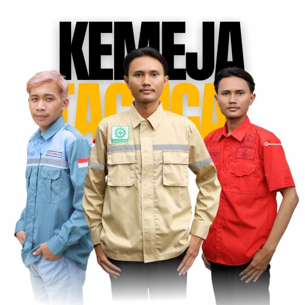 Tiga model pria berdiri sejajar mengenakan kemeja taktikal lengan pendek berbeda warna yaitu biru muda di kiri krem di tengah dan merah di kanan dengan teks besar "KEMEJA TACTICAL" di bagian atas latar belakang putih