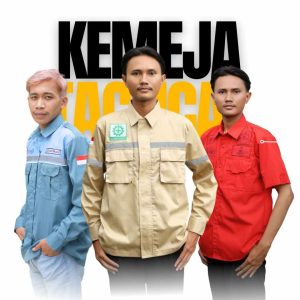 Tiga model pria berdiri sejajar mengenakan kemeja taktikal lengan pendek berbeda warna yaitu biru muda di kiri krem di tengah dan merah di kanan dengan teks besar "KEMEJA TACTICAL" di bagian atas latar belakang putih